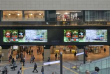 写真:55インチ液晶ディスプレイ・32面が2基並ぶ『NAMBA GALLERIA TWIN VISION』