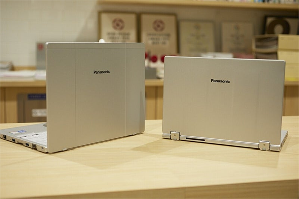 最新机型FV系列（左）采用了显示器连接部分的合页不可见的下垂合页设计，外观流畅。