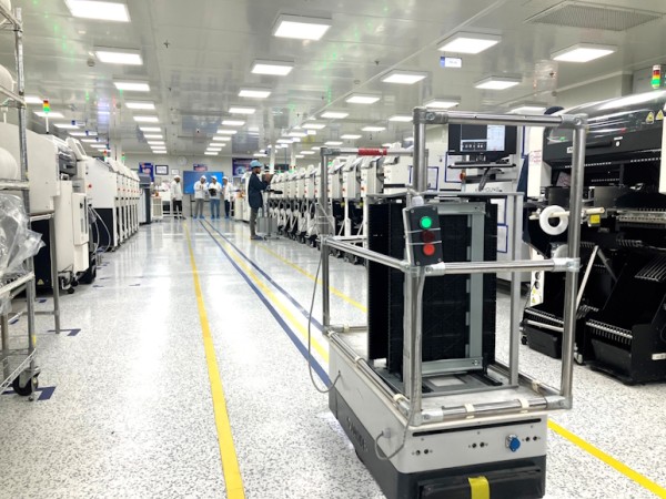 工場内にはAGV(無人搬送車)も導入、ライン作業者の省人化を推進している。